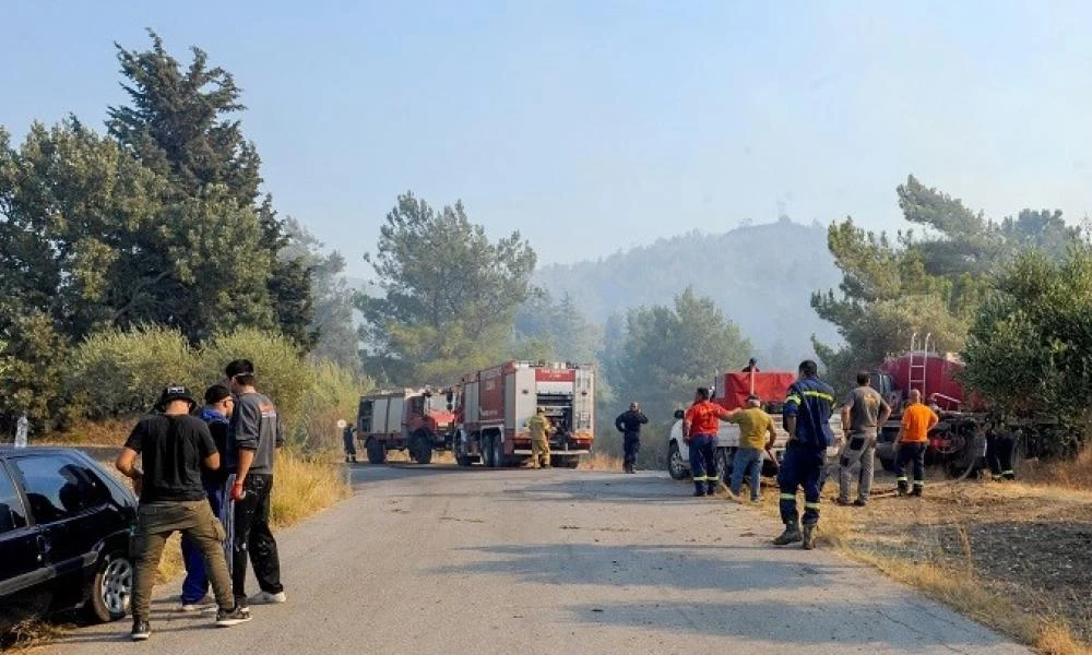 Ρόδος: Προληπτική εκκένωση του χωριού Μαριτσά - Μάχη με τις αναζωπυρώσεις δίνουν οι Πυροσβεστικές δυνάμεις